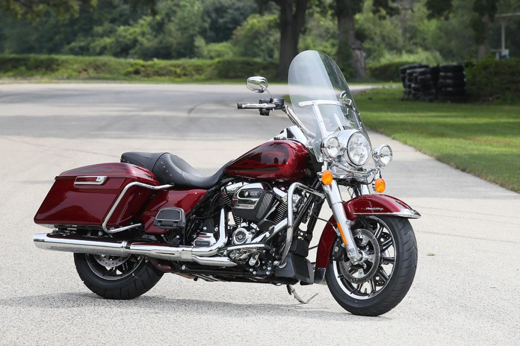 Picture of: HARLEY-DAVIDSON ROAD KING (-on) Motorcycle Review  MCN